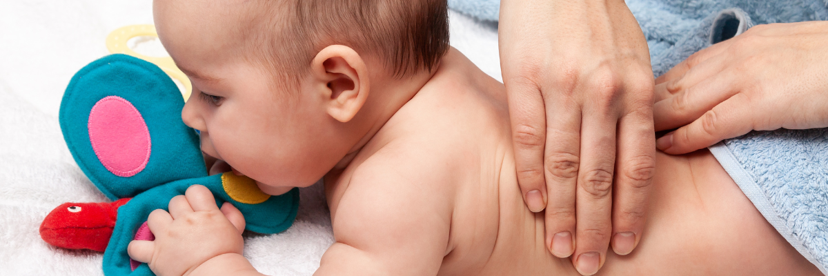 Técnicas de masaje para ayudar al bebé a expulsar los gases