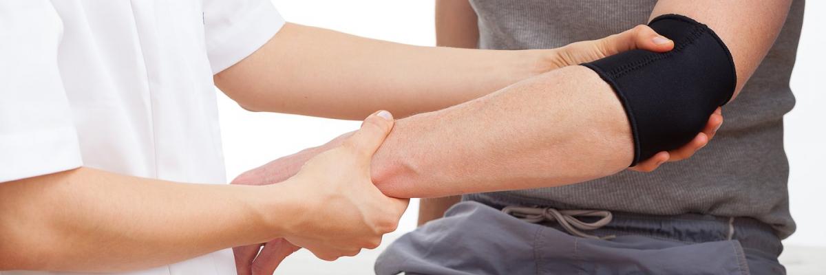 Codo de tenista o epicondilitis qué es y tratamiento en FisioClinics Madrid 